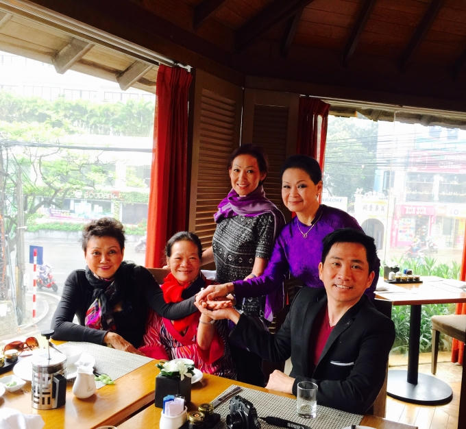 Danh ca Khánh Ly - Quang Thành và những người cùng tâm nguyện gây dựng quỹ "Vòng tay nhân ái".