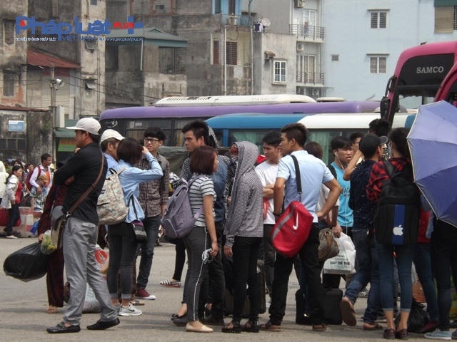 Ch&ugrave;m ảnh: Người d&acirc;n đội nắng n&oacute;ng chờ xe về qu&ecirc; dịp nghỉ lễ