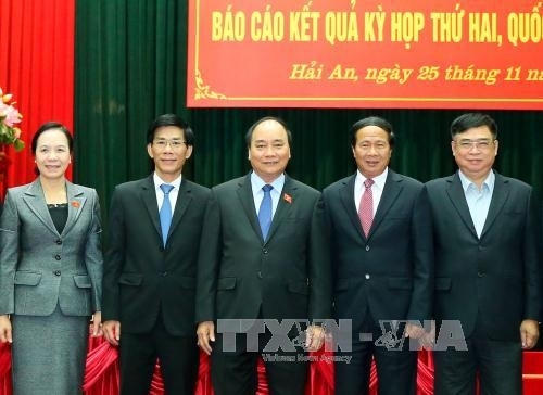Thủ tướng Nguyễn Xuân Phúc tiếp xúc cử tri tại thành phố Hải Phòng (ảnh Thông tấn xã Việt Nam).