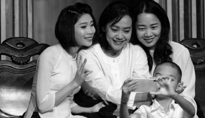 Huế cùng dàn diễn viên trong dự án cộng đồng “Hành trình Memento Mori, đi qua sự chết để nghĩ về sự sống”.