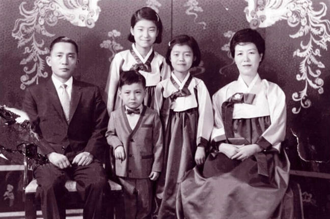 Cựu Tổng thống Park Geun-hye cùng bố mẹ và hai em - Ảnh: KBS