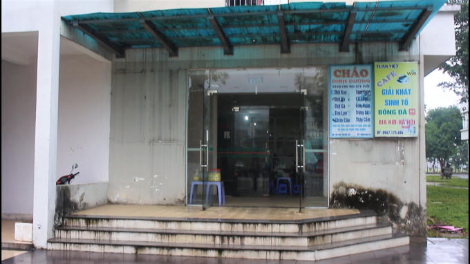 Tuy nhiên, theo phản ánh của nhiều hộ dân, chỉ sau một thời gian ngắn đưa vào sử dụng, tòa nhà nơi họ đang ở đã xuất hiện tình trạng xuống cấp.