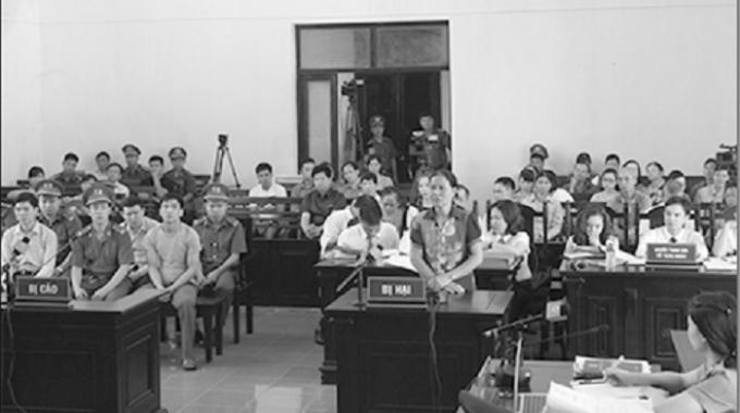 Đại diện gia đình nạn nhân trả lời xét hỏi tại tòa.