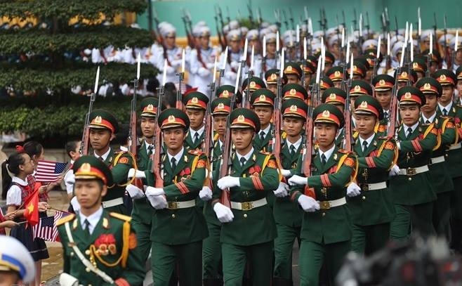 Đoàn quân nhạc và các em nhỏ vào vị trí, chuẩn bị lễ đón người đứng đầu Nhà Trắng.
