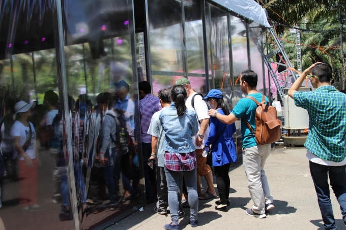 Thời tiết quá nóng, nhiều người tranh thủ vào khu trong nhà để xem hoa đồng thời “ hưởng ” tí không khí từ máy lạnh.