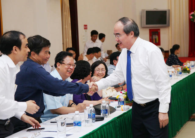Ông Nguyễn Thiện Nhân bắt tay đại biểu tại hội nghị.