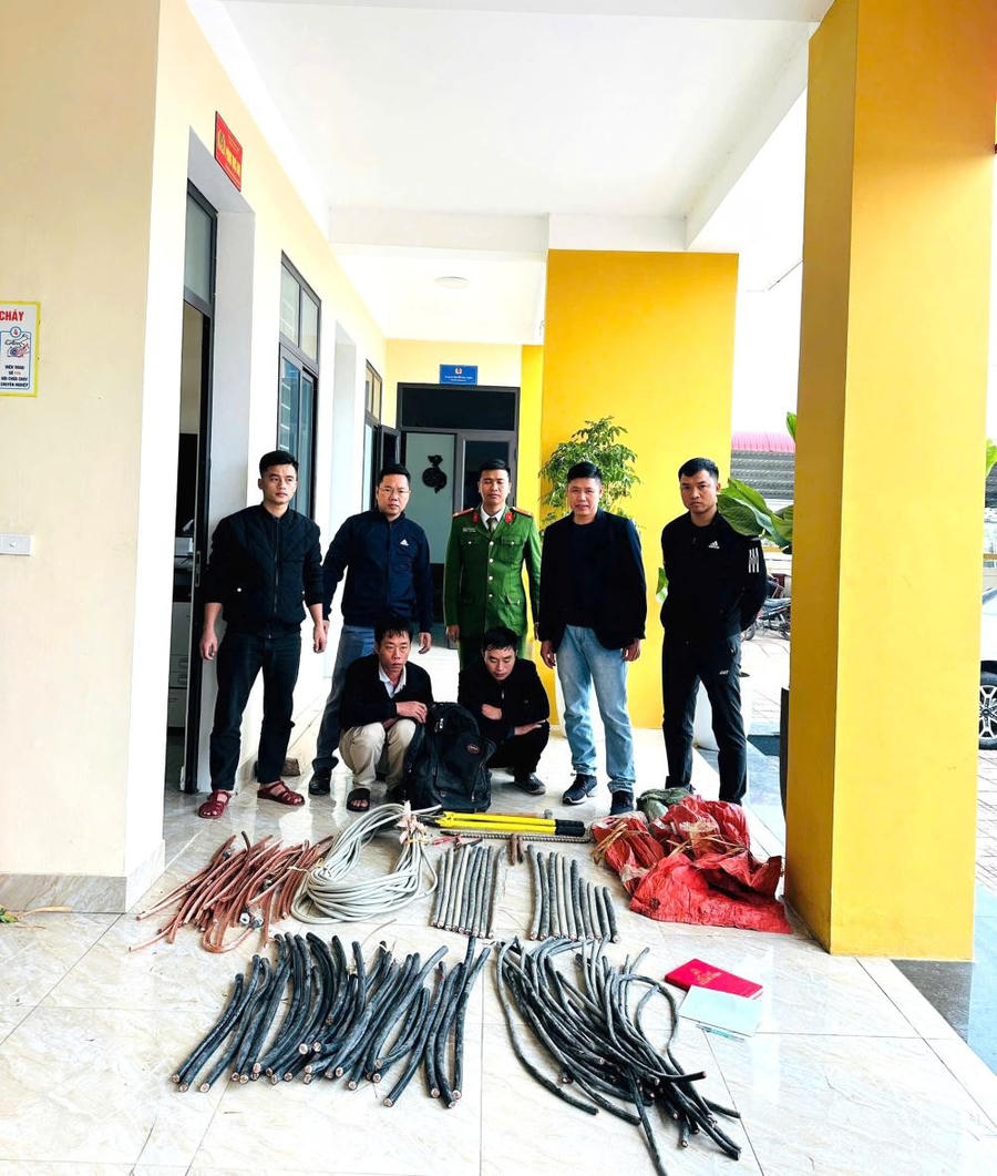 Hai đối tượng (ngồi) cùng tang vật. (Ảnh: Công an Hà Tĩnh)