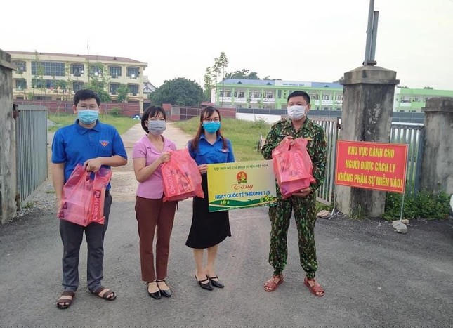 Hội đồng Đội huyện Hiệp Hòa gửi quà tặng thiếu nhi trong khu cách ly tập trung ở Trung tâm bồi dưỡng chính trị huyện. Ảnh: Tỉnh Đoàn Bắc Giang