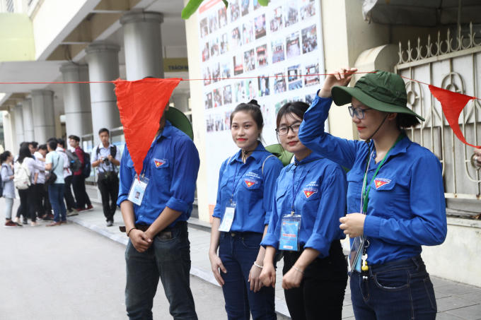 Đội thanh niên tình nguyện cũng đến từ rất sớm để hướng dẫn phụ huynh, học sinh trước giờ thi.