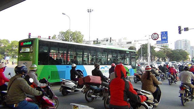 Xe bu&yacute;t nhanh lăn b&aacute;nh giờ cao điểm, đường phố &ugrave;n tắc nghi&ecirc;m trọng