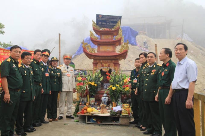 Các cựu chiến binh dâng hương tại đài hương nhà tưởng niệm.