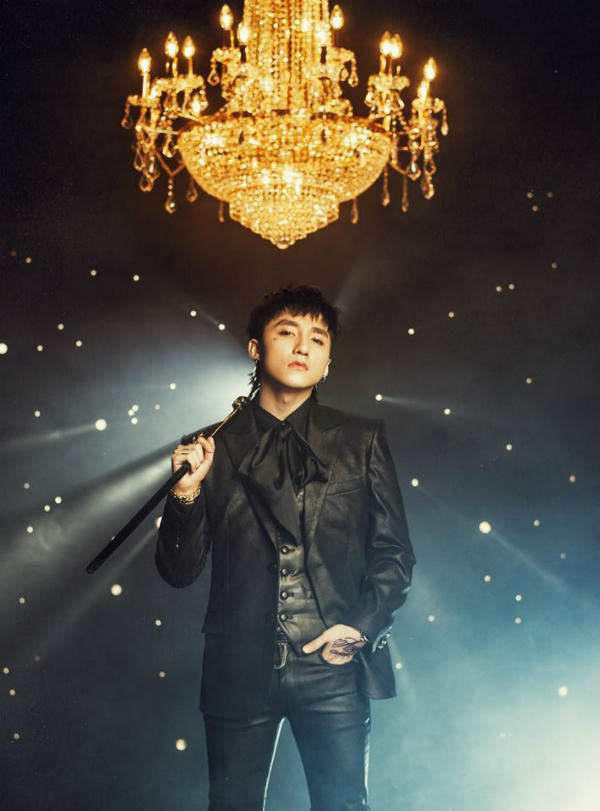 Chỉ sau 18 phút ra mắt MV Chạy ngay đi vào lúc 0h ngày 12/5, sản phẩm âm nhạc của Sơn Tùng M-TP đã đạt 1 triệu lượt xem. Đây là con số ấn tượng bởi có nhiều ngôi sao phải mất đến cả tháng trời, thậm chí là một năm để đạt được sức lan tỏa lớn. Bên cạnh âm nhạc, thời trang cũng được nam ca sĩ chăm chút, đầu tư nghiêm túc. Phần lớn trang phục, phụ kiện xuất hiện trong MV đều đến từ các thương hiệu lừng danh.