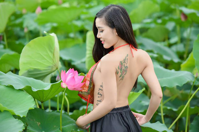 Cô gái táo bạo, sẵn sàng cởi yếm khoe lưng trần (ảnh: Lê Xuân Bách).