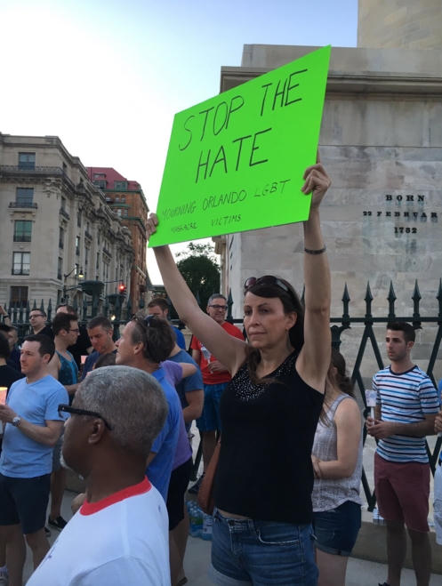 20 bức ảnh chạm tới hàng triệu trái tim sau vụ xả súng đẫm máu nhất trong lịch sử Mỹ