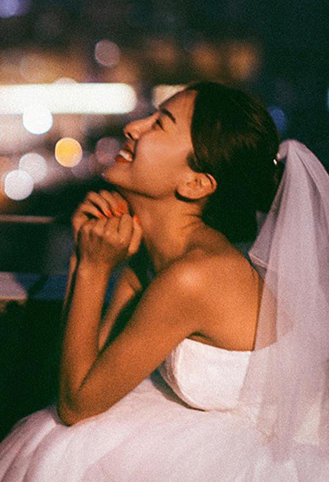 ... hay nụ cười của cô gái đang hạnh phúc trong tình yêu sáng hơn?