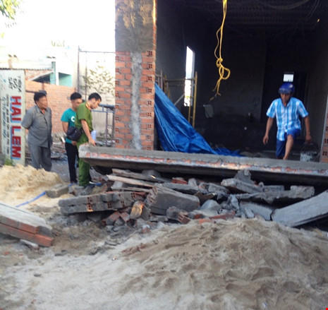 Lực lượng công an khám nghiệm hiện trường vụ sập đan bê tông làm hai người thương vong ở TP Nha Trang.