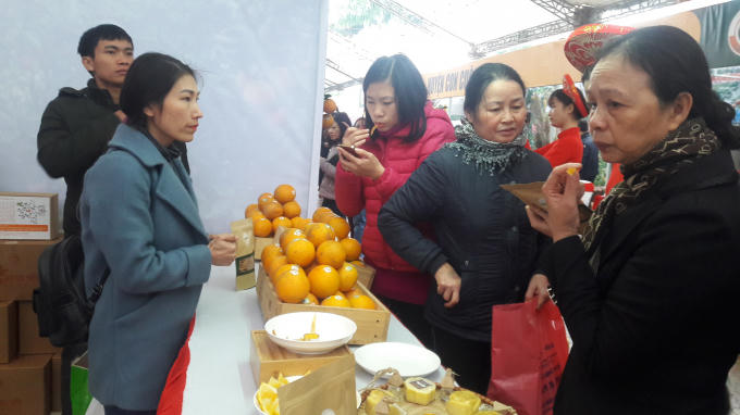 Người tiêu dùng thích thú nếm thử những sản phẩm làm từ quả cam Vinh.