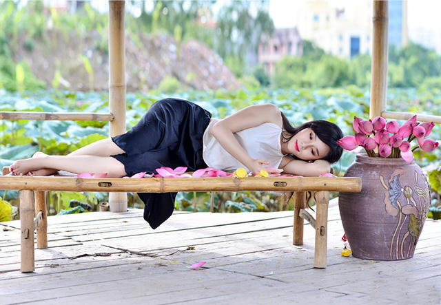 Các đầm sen mở cửa đón khách ghé thăm, chụp ảnh khá nhộn nhịp.