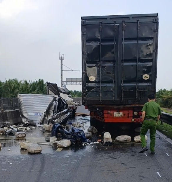 Xe tải tông container đang đậu trên cao tốc, phụ xe tử vong tại chỗ