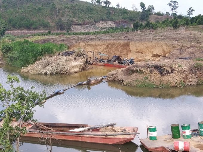 Hút cát từ bờ bên này hút tấp sang bờ bên kia tại xã Cư Giang, Cư Bông.