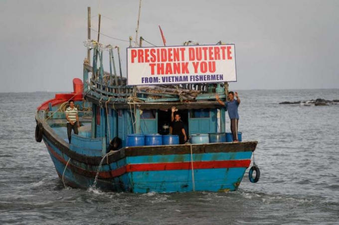 Một trong những tàu chở ngư dân Việt Nam về nước với dòng chữ "Cảm ơn Tổng thống Duterte". (Ảnh: EPA).