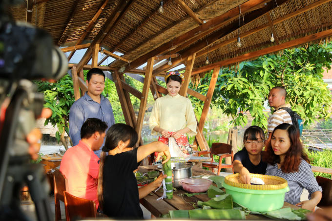 Hoa hậu Ngọc Duyên mặc áo dài rực rỡ tất bật chạy show cuối năm