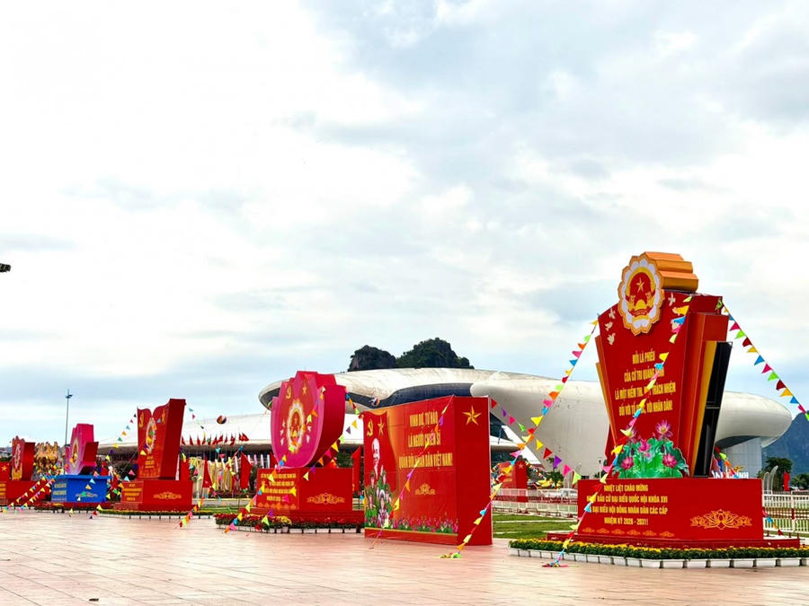 Hệ thống pa-nô, khẩu hiệu tuyên truyền được bố trí đồng bộ tại khu vực Quảng trường 30/10, phường Hạ Long.