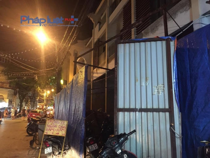 Khu vực tầng hầm của nhà khách Ủy ban đang xây dựng cũng biến thành điểm trông giữ xe. Lực lượng chức năng khá đông nhưng những sai phạm về trật tự đô thị ở đây vẫn ngang nhiên xảy ra.