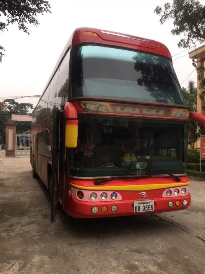 Chiếc xe khách biển Lào chở số lượng lớn hàng hóa không  giấy tờ bị lực lượng chức năng bắt giữ.
