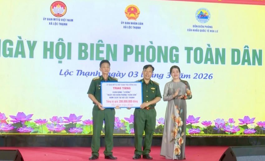 Nhận biểu trưng trao tặng