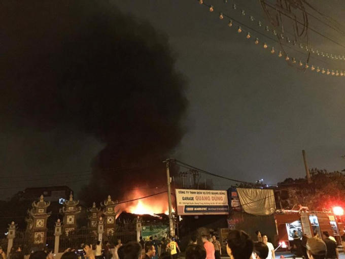 Đám cháy dữ dội khiến nhiều người dân vô cùng hốt hoảng.