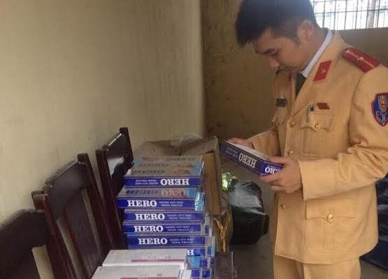 Gần 1.000 bao thuốc lá ngoại nhập lậu gồm nhãn hiệu Hero, Esse Light và Esse classic. (Ảnh: CSGT Thanh Hóa cung cấp)