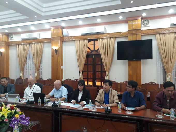 Hoa hậu Hằng Nguyễn tại cuộc họp với UBND tỉnh Bình Định.