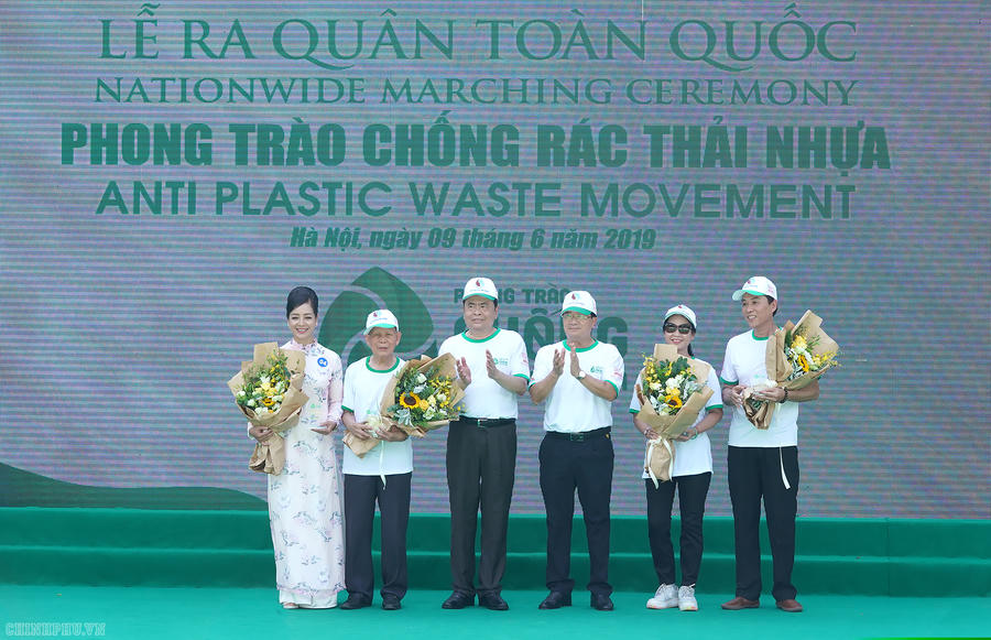 Chủ tịch Ủy ban Trung ương Mặt trận Tổ quốc Việt Nam Trần Thanh Mẫn và Phó Thủ tướng Trịnh Đình Dũng trao chứng nhận các gia đình tiêu biểu trong chống rác thải nhựa.