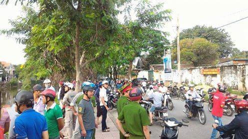 Tại hiện trường rất nhiều người dân đến theo dõi vụ việc.