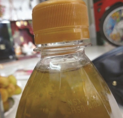 Những vật thể dị thường có trong chai nước vẫn còn nguyên vẹn.