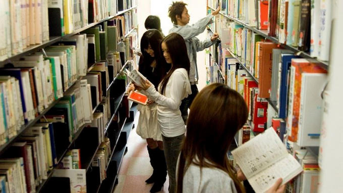 Dù cuộc sống có bận rộn cũng nên dành cho sách một khoảng thời gian trong ngày. (Ảnh minh họa)