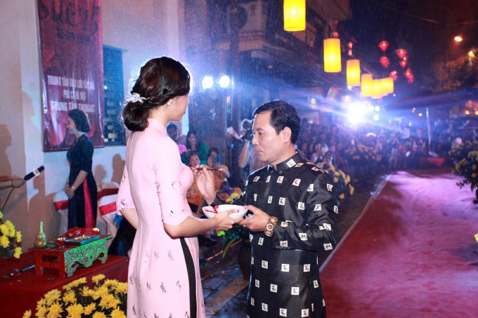 Thư họa gia Kiều Quốc Khánh vẽ thư pháp trên BST Áo dài.
