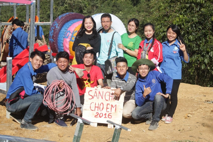 Các TNV làm sân chơi tặng cho các em 