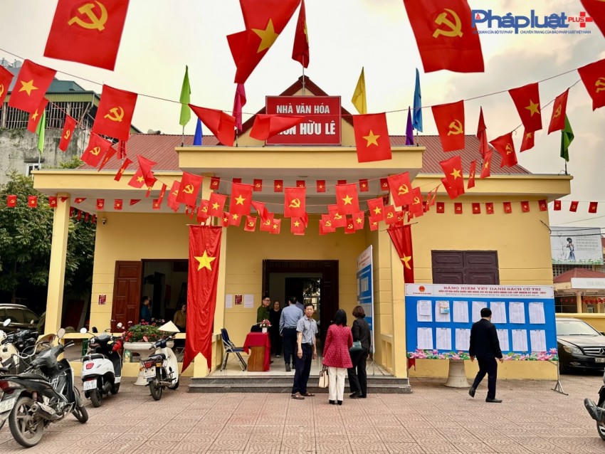 Các điểm bầu cử trên địa bàn được trang hoàng rực rỡ, tạo nên không khí phẩn khởi, vui tươi cho các cử tri đi thực hiện quyền và nghĩa vụ của mình trong ngày trọng đại của đất nước.