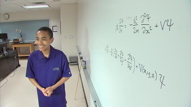 Nam sinh trở thành hiện tượng khi tốt nghiệp đại học ở tuổi 14. (Ảnh: NBC)