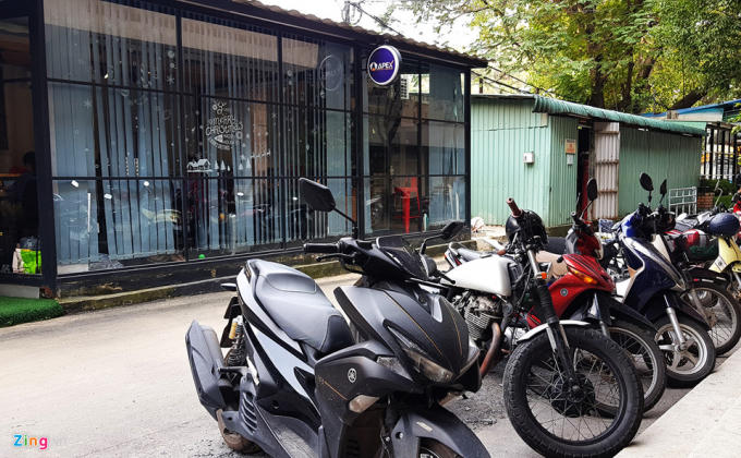 Hai bên hông nhà hát này là dãy văn phòng, quán cà phê.