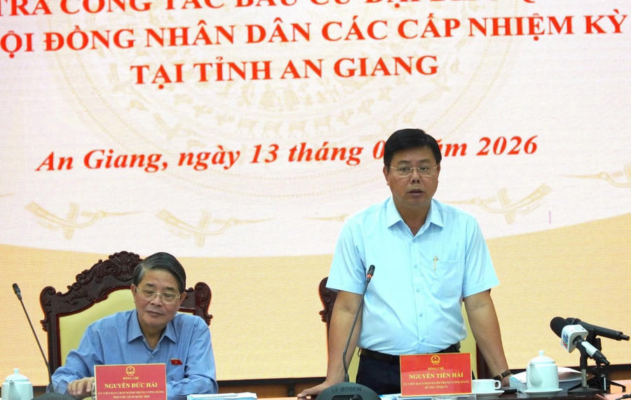 Bí thư Tỉnh ủy, Trưởng ban Chỉ đạo Bầu cử tỉnh An Giang Nguyễn Tiến Hải phát biểu tại buổi làm việc