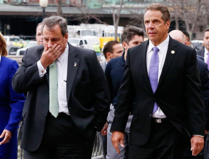 Thống đốc bang New Jersey, ông Chris Christie đến hiện trường vụ tai nạn. (Ảnh: Reuters)