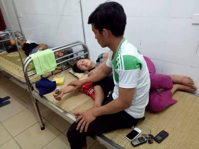 Hiện tại bà Công đang được điều trị tại bệnh viện, một phần ngón tay trỏ đã bị cắn đứt phải tháo khớp.