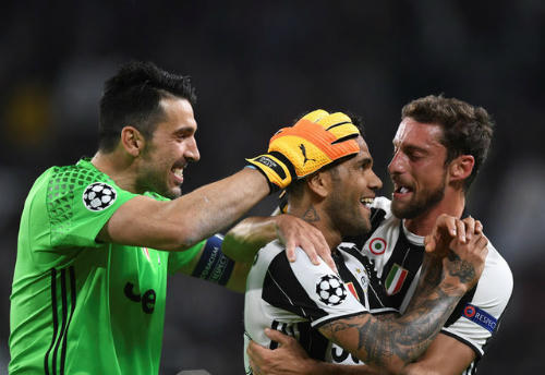 Dani Alves vui cùng các đồng đội sau bàn thắng. Ảnh: Reuters