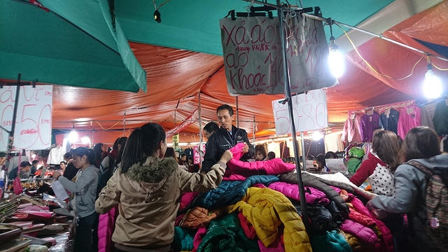 Đặc điểm h&agrave;ng h&oacute;a ở đ&acirc;y l&agrave; gi&aacute; rẻ, ph&ugrave; hợp t&uacute;i tiền sinh vi&ecirc;n. C&aacute;ch b&agrave;y b&aacute;n cũng đơn giản hết mức để tiết kiệm chi ph&iacute;.