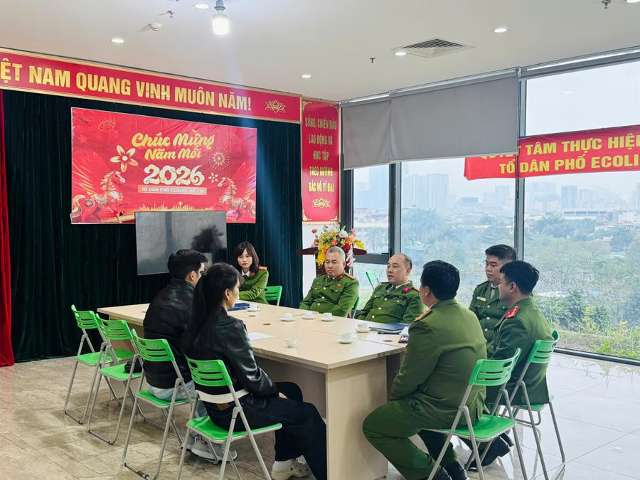 Đại tá Nguyễn Đức Long, Phó Giám đốc, Thủ trưởng Cơ quan Cảnh sát điều tra Công an thành phố Hà Nội trực tiếp vận động đối tượng truy nã ra đầu thú.