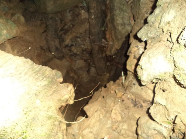 Hiện trường vụ việc nằm trong quần thể hang Kịt, nơi mà nhiều năm trước huyện Bá Thước đã từng có chủ trương đánh mìn cho sập hang để ngăn nạn đào vàng trái phép. (Ảnh: Minh Chuyên)