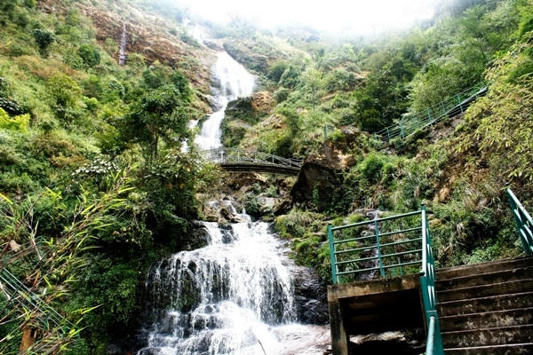 Thác Bạc cách Sa Pa 12 km. Ảnh: Sưu tầm.